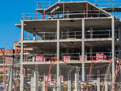SANTANDER (ESPAÑA), 20/02/2025.- Vista de un bloque de pisos en construcción en Santander este jueves cuando se ha conocido que en 2024 se compraron 641.919 viviendas en toda España al calor de la bajada de tipos de interés y el consiguiente abaratamiento de las hipotecas en la segunda mitad del año, lo que representa un avance del 10 % respecto a un año antes y supone un incremento de casi el 35 % desde 2021. EFE/ Román G. Aguilera
