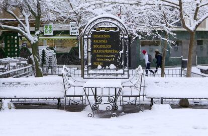 Entre diez y veinte centímetros de nieve se han acumulado en algunos puntos de la ciudad de Cuenca