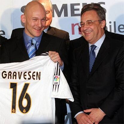Gravesen posa con su nueva camiseta junto a Florentino Pérez.