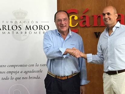 Carlos Moro y Juan Cereijo, tras la firma del acuerdo de colaboración.