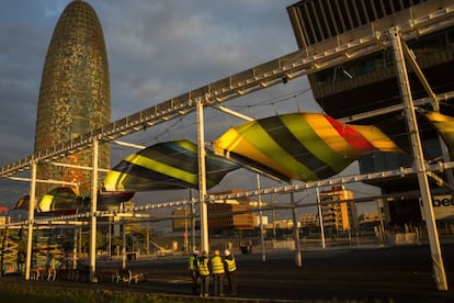 La p&egrave;rgola, sola i a&iuml;llada, &eacute;s la m&eacute;s banal de les solucions aplicades a la pla&ccedil;a de les Gl&ograve;ries. 