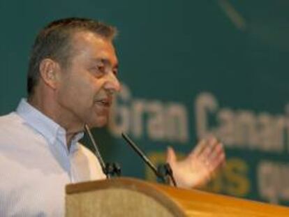 El presidente del Gobierno Canario, Paulino Rivero, durante su participación hoy en el IV congreso insular de Coalición Canaria en Gran Canaria, en el que Fernando Bañolas ha anunciado que aspirará a ser reelegido como presidente de la formación en la isla.