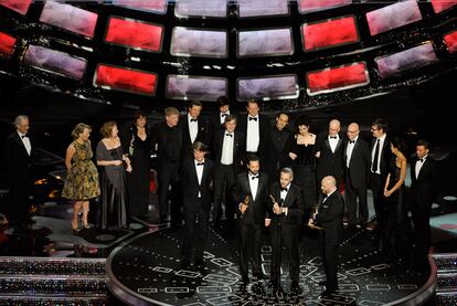 'El discurso del rey' ha cumplido su papel de favorita y ha ganado cuatro Oscar, todos en categorías de primera línea: actor, película, guión original y director. Los productores y todo el reparto han subido al escenario para recibir la estatuilla