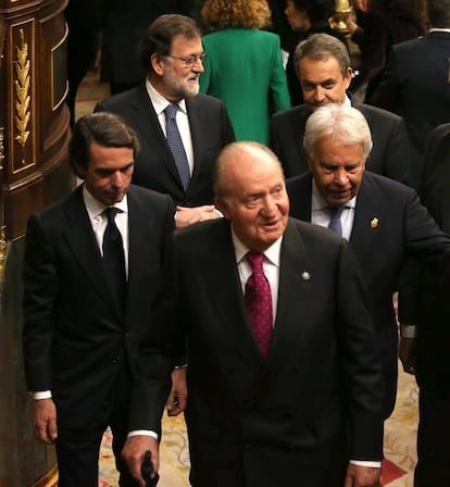 El rey emérito Juan Carlos junto a todos los expresidentes del Gobierno al término de los actos por el 40 aniversario de la Constitución en el Congreso de los Diputados.