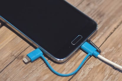 Los viajeros multitecnológicos ahorrarán espacio gracias a este cable USB que cuenta con un doble adaptador que permite conectar tanto dispositivos Apple como Andriod. Precio: 20 euros. StackSocial.com