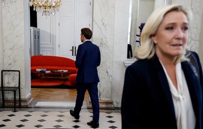 Macron y Le Pen, tras el encuentro mantenido en el Elíseo, este martes.