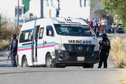 Dos policías junto a una unidad de transporte público que fue atacada por integrantes de grupos delictivos, en la ciudad de Chilpancingo, el 5 de febrero de 2024.