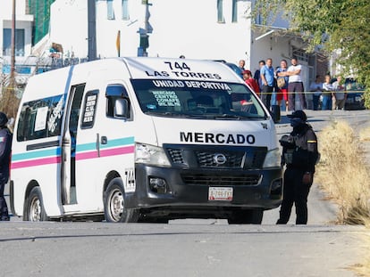 Dos policías junto a una unidad de transporte público que fue atacada por integrantes de grupos delictivos, en la ciudad de Chilpancingo, el 5 de febrero de 2024.