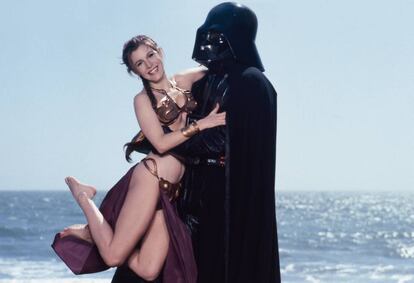 Darth Vader y su hija, Leia, olvidan antiguas rencillas y disfrutan de un día de playa
