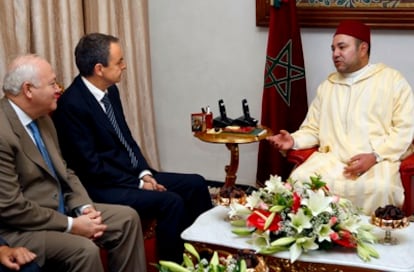 El presidente del Gobierno, José Luis Rodríguez Zapatero, el ministro de Asuntos Exteriores, Miguel Ángel Moratinos, y el rey de Marruecos, Mohammed VI, durante una reunión en Oujda (Marruecos), en una foto de archivo.