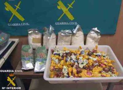 Agentes de la Guardia Civil se incautan de 8 kilos de cocaína, en el aeropuerto de El Prat, escondida en bombones y café.