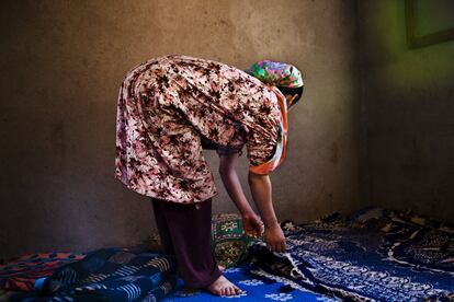 Hajiba, de 15 años, acomoda la zona donde duermen sus hermanos, su madre y ella. Es la mayor de sus seis y la única chica. Hajiba nunca ha ido a la escuela y desde que su madre quedara viuda hace nueve años ella se encarga de todas las tareas diarias.