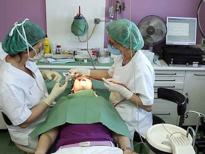 Una odontóloga y una enfermera, con una paciente en la consulta de odontología del hospital de Cruces en Barakaldo (Vizcaya).