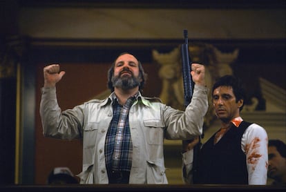 Brian De Palma dirigiendo a Al Pacino en una escena de 'Scarface' (1983).