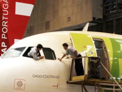 A-320 de TAP en un hangar de la compañía en Lisboa (Portugal).