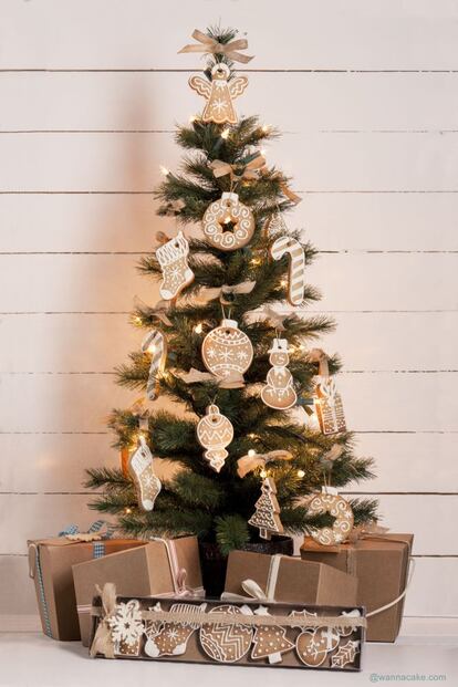 Decoración de un árbol de Navidad con galletas.