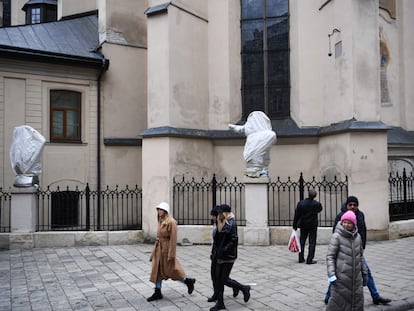 Estatuas protegidas en la Basílica de la Asunción de Lviv, el 5 de marzo.