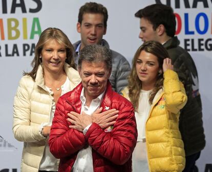 El presidente de Colombia y candidato Juan Manuel Santos, con su esposa Mara Clemencia (izquierda) y sus tres hijos, este domingo tras conocer los resultados.