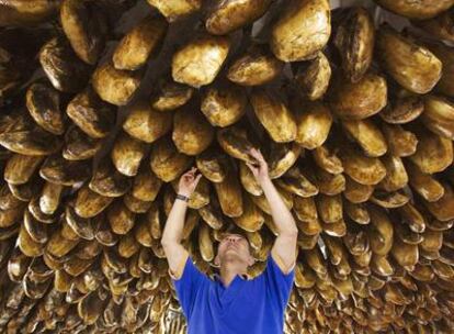 Un operario, en el secadero de jamones ibéricos de La Jamonería, en Jerez de los Caballeros (Badajoz).