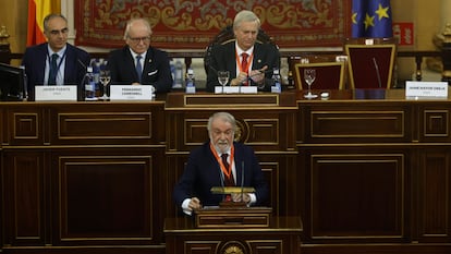 Jaime Mayor Oreja, exministro del Interior con el PP y presidente de honor de Red Política de Valores, interviene en la cumbre antiabortista celebrada este lunes en el Senado. Detrás, de izquierda a derecha, Javier Puente, exsenador del PP y alto cargo del Gobierno de Cantabria, el senador de Vox Fernando Carbonell y el líder ultraderechista chileno José Antonio Kast, presidente de Red Política de Valores, entidad organizadora del evento.