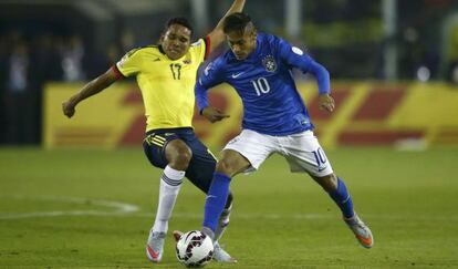 Bacca pelea el balón con Neymar en la Copa América.