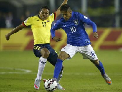 Bacca pelea el balón con Neymar en la Copa América.