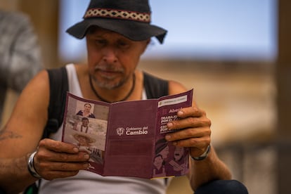 Un hombre lee un folleto sobre la reforma laboral en la Plaza de Bolívar de Bogotá, en 2023.