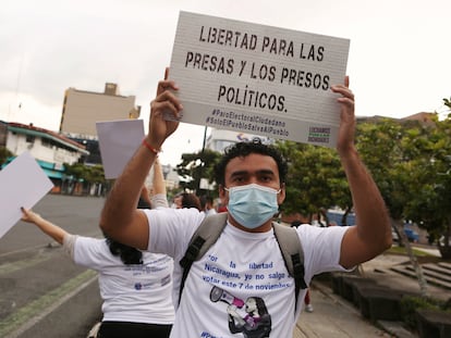 Nicaragüenses exiliados en Costa Rica exigen libertad por opositores encarcelados por el régimen de Daniel Ortega.