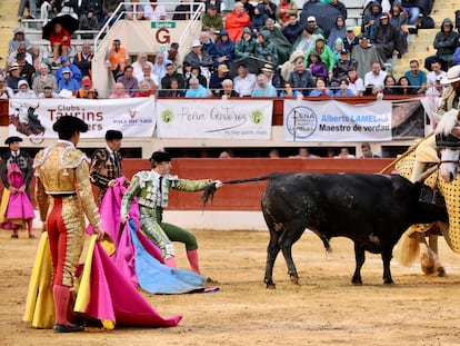 El banderillero Rafael González trata de sacar del caballo al cuarto toro de Baltasar Ibán.
