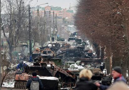 Vehículos militares destruidos en una calle de la ciudad de Bucha en la región de Kiev, este martes. El presidente de Ucrania, Volodímir Zelenski, ha cargado contra Rusia, a quien ha avisado de que las bombas no derrotarán a su país. “Este ataque demuestra que quieren borrarnos”, ha afirmado.