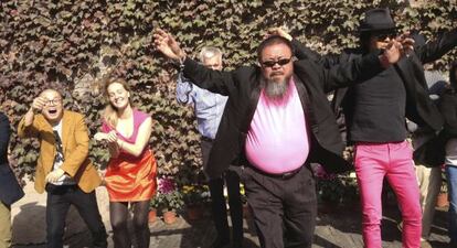 El artista y disidente Ai Weiwei baila junto a varios amigos al estilo Gangnam en protesta contra las autoridades chinas este mi&eacute;rcoles.