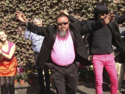 El artista y disidente Ai Weiwei baila junto a varios amigos al estilo Gangnam en protesta contra las autoridades chinas este mi&eacute;rcoles.