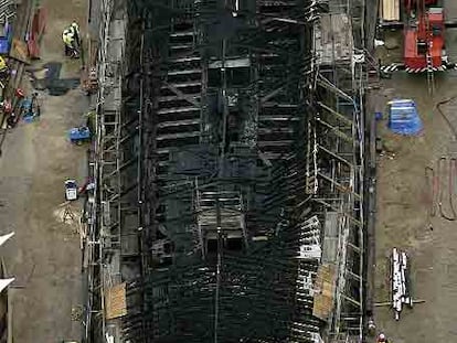 Vista aérea del <i>Cutty Sark</i> tras el incendio.