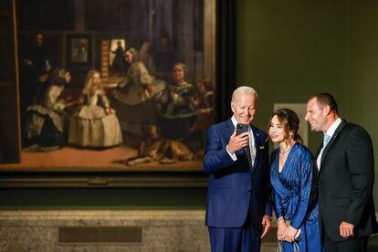 El presidente de Estados Unidos, Joe Biden (a la izquierda), enseña su teléfono al primer ministro de Malta, Robert Abela, y a su esposa, Lydia Abela, el miércoles en la sala del Museo del Prado donde se expone 'Las Meninas', de Diego Velázquez, la obra más popular del museo madrileño.