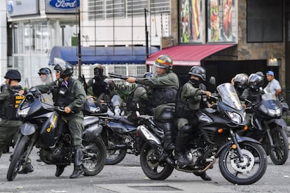 Oficiales de la Guardia Nacional Bolivariana (GNB) disparan hacia los manifestantes en Altamira, un sector al este de la capital venezolana. En los estados del interior del país se denunció el uso de balas en la represión de las fuerzas antidisturbios. En el caso del estado de Barinas, se reportó la muerte de cuatro personas por herida de bala.