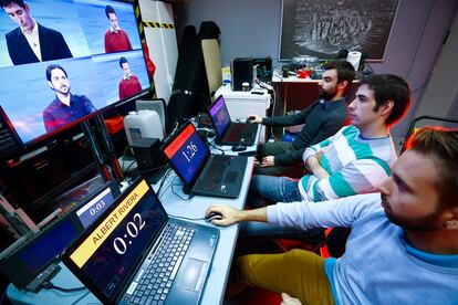 La sala de control del estudio durante el desarrollo del ensayo de el debate de EL PAÍS