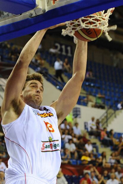 Marc Gasol entra a canasta contra Nueva Zelanda.