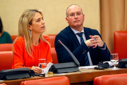  La diputada del PP Cayetana Álvarez de Toledo y su compañero de formación Miguel Tellado, en una reunión en el Congreso el 24 de enero. 