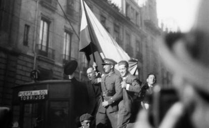 El teniente Pedro Mohíno enarbola una bandera republicana en la Puerta del Sol de Madrid, tras la proclamación de la II República.