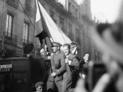 El teniente Pedro Mohíno enarbola una bandera republicana en la Puerta del Sol de Madrid, tras la proclamación de la II República.