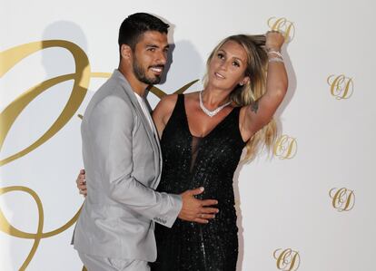 Luis Suárez y Sofia Balbi en la boda del excompañero del futbolista del FC Barcelona, Cesc Fábregas.