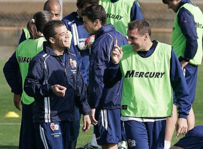 D'Alessandro charla con Cuartero durante el entrenamiento