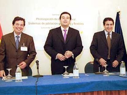Gerardo Camps (en el centro), con Francisco Gómez Ferreiro (izquierda) y Rafael Mateos en Lanzarote.