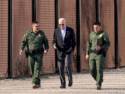 U.S. President Joe Biden speaks with border patrol officers as he walks along the border fence during his visit to the U.S.-Mexico border to assess border enforcement operations, in El Paso, Texas, U.S., January 8, 2023.