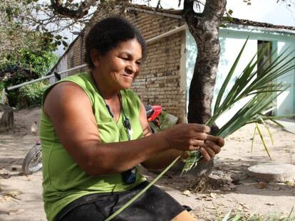 Uma mulher trabalha em um dos projetos da BrazilFoundation.