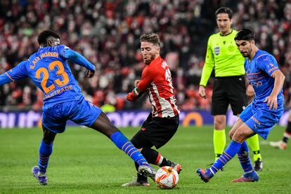 Muniain, entre Moriba y Carlos Soler.