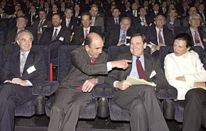 Botín señala a su hija Ana Patricia, en presencia de Corcóstegui y Rodríguez Inciarte, en la pasada Convención de Directivos.