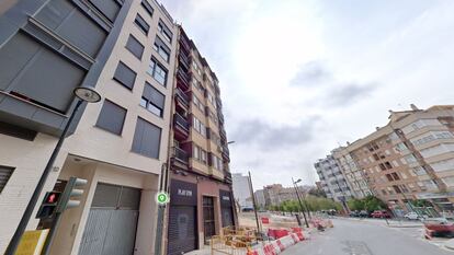 Edificio desalojado (centro), en la Avenida Constitución 208 de Valencia.