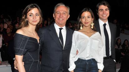 Alberto Palatchi, fundador de Pronovias, con sus hijos en Barcelona.