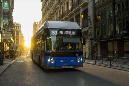 Un autobús de la línea 53 pasa por la calle de Alcalá. La circulación de coches se ha restringido en el centro para dar prioridad al transporte público y los peatones. El objetivo: atacar los altos niveles de contaminación.
